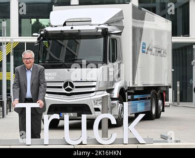 Leinfelden Echterdingen, Deutschland. 13. September 2022. Martin Daum, CEO des Nutzfahrzeugherstellers Daimler Truck, steht am Firmensitz in der Nähe von Stuttgart vor einem eActros-Lkw. Quelle: Bernd Weißbrod/dpa/Alamy Live News Stockfoto