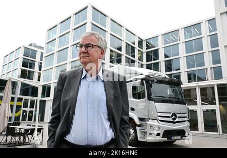 Leinfelden Echterdingen, Deutschland. 13. September 2022. Martin Daum, CEO des Nutzfahrzeugherstellers Daimler Truck, steht am Firmensitz in der Nähe von Stuttgart vor einem eActros-Lkw. Quelle: Bernd Weißbrod/dpa/Alamy Live News Stockfoto