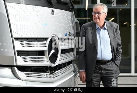 Leinfelden Echterdingen, Deutschland. 13. September 2022. Martin Daum, CEO des Nutzfahrzeugherstellers Daimler Truck, steht am Firmensitz in der Nähe von Stuttgart vor einem eActros-Lkw. Quelle: Bernd Weißbrod/dpa/Alamy Live News Stockfoto