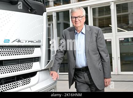 Leinfelden Echterdingen, Deutschland. 13. September 2022. Martin Daum, CEO des Nutzfahrzeugherstellers Daimler Truck, steht am Firmensitz in der Nähe von Stuttgart vor einem eActros-Lkw. Quelle: Bernd Weißbrod/dpa/Alamy Live News Stockfoto