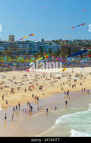 Sydney, Australien. 11. September 2022. Große Menschenmengen versammeln sich, um das beliebte jährliche „Festival of the Winds“-Drachenflugfest am Bondi Beach zu erleben. Stockfoto