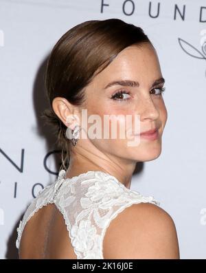 New York, USA. 15. September 2022. Emma Watson beim Caring for Women Dinner der Kering Foundation, das am 15. September 2022 in New York City, NY, am Pool auf der Park Avenue stattfand ©Steven Bergman/AFF-USA.COM Quelle: AFF/Alamy Live News Stockfoto