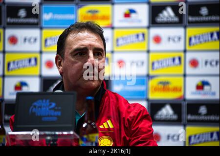 Bogota, Kolumbien. 15. September 2022. Der kolumbianische Fußballmannschaftscoah Nestor Lorenzo spricht während einer Pressekonferenz nach der Entscheidung, Mannschaftsveteranen zu rufen: Radamel Falcao, James Rodriguez und Luis Diaz, in Bogota, Kolumbien, 15. September 2022, Für die Freundschaftsspiele-Tour in den Vereinigten Staaten für die FIFA-Spiele im September gegen Guatemala am 24. september in New York und gegen Mexiko am 27. september. Kredit: Long Visual Press/Alamy Live Nachrichten Stockfoto