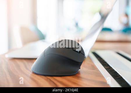 Ergonomische Maus auf dem Schreibtisch am Arbeitsplatz, Vermeidung von Schmerzen am Handgelenk, weil lange gearbeitet wird. De Quervain s tenosynovitis, Kreuzungssymptom, Schottenmuster Stockfoto