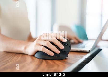 Frau Hand mit Computer ergonomische Maus, Prävention Schmerzen am Handgelenk, weil lange arbeiten. De Quervain s tenosynovitis, Schnittsymptom, Schere Stockfoto