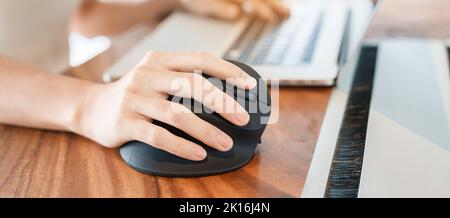 Frau Hand mit Computer ergonomische Maus, Prävention Schmerzen am Handgelenk, weil lange arbeiten. De Quervain s tenosynovitis, Schnittsymptom, Schere Stockfoto