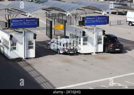 Helsinki, Finnland – 20. August 2022: Autos befinden sich am Check-in-Gate für die Silja Line-Fähre nach Stockholm. Stockfoto