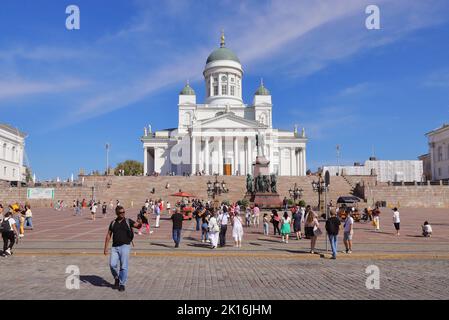 Helsinki, Finnland - 20. August 2022: Blick auf die Kathedrale von Helsinki auf dem Senatsplatz. Stockfoto