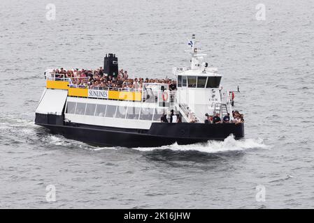 Helsinki, Finnland - 20. August 2022: Sunblines-Ausflugsboot mit glücklichen Passagieren im Hafen von Helsinki. Stockfoto