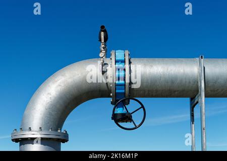 Ein großes ein-/Ausschaltventil auf einer großen Bewässerungs-Pumpstation auf einer Milchfarm, Otago, Südinsel, Aotearoa / Neuseeland Stockfoto