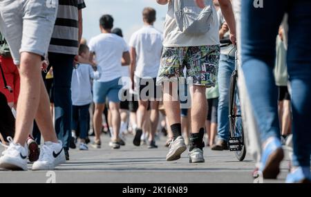 Hamburg, Deutschland. 23. August 2022. Männer sind im Sommer in Shorts unterwegs. Quelle: Markus Scholz/dpa/Alamy Live News Stockfoto