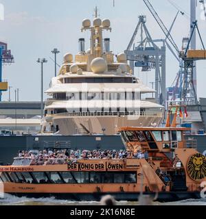 Hamburg, Deutschland. 23. August 2022. Die Mega-Yacht 'Dilbar' liegt am Blohm Voss Dock Elbe 17 im Hamburger Hafen. Das rund 156 Meter lange Schiff soll einem russischen Oligarchen gehören. Quelle: Markus Scholz/dpa/Alamy Live News Stockfoto