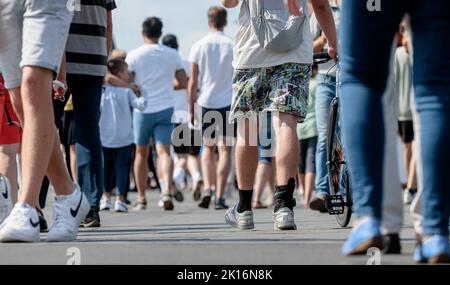 Hamburg, Deutschland. 23. August 2022. Männer sind im Sommer in Shorts unterwegs. Quelle: Markus Scholz/dpa/Alamy Live News Stockfoto