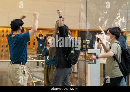 Tokio, Japan. 16. September 2022. Am Freitag, den 16. September 2022, werden die Kunden von den Mitarbeitern beim Einführungstag im Apple Omotesando Store in Tokio, Japan, begrüßt. Foto von Keizo Mori/UPI Credit: UPI/Alamy Live News Stockfoto