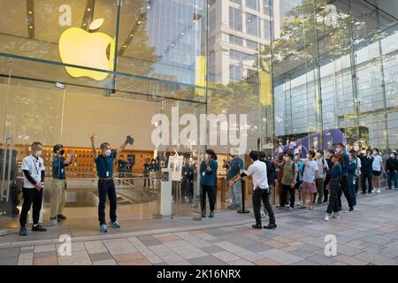 Tokio, Japan. 16. September 2022. Am Freitag, den 16. September 2022, werden die Kunden von den Mitarbeitern beim Einführungstag im Apple Omotesando Store in Tokio, Japan, begrüßt. Foto von Keizo Mori/UPI Credit: UPI/Alamy Live News Stockfoto