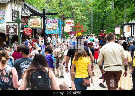 Große Menschenmengen beim Maryland Renaissance Festival 2022, vorbei an Lebensmittelgeschäften und Ständen. Trichterkuchen und Pommes. Fisch und Chips. Croissant-Sundaes. Stockfoto