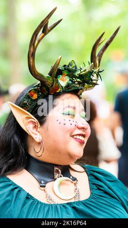 Elf und Geweih cosplay beim Maryland Renaissance Festival 2022. Tauchen Sie an einem sonnigen Tag in die mittelalterliche Fantasie ein und blicken Sie nach vorne. Stockfoto