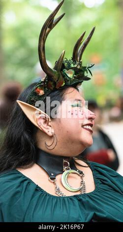 Elf und Geweih cosplay beim Maryland Renaissance Festival 2022. Tauchen Sie an einem sonnigen Tag in die mittelalterliche Fantasie ein und blicken Sie nach vorne. Stockfoto