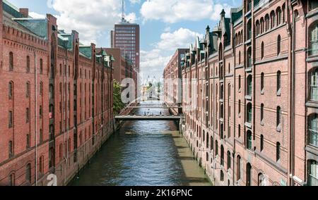 Hamburg, Deutschland. 23. August 2022. Panoramablick in der Hamburger Speicherstadt Richtung Westen über die Kehrwiederfleet zum Columbus-Haus. Quelle: Markus Scholz/dpa/Alamy Live News Stockfoto