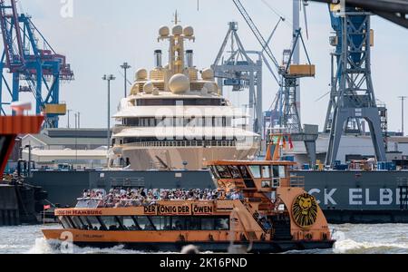 Hamburg, Deutschland. 23. August 2022. Die Mega-Yacht 'Dilbar' liegt am Blohm Voss Dock Elbe 17 im Hamburger Hafen. Das rund 156 Meter lange Schiff soll einem russischen Oligarchen gehören. Quelle: Markus Scholz/dpa/picture Alliance/dpa | Markus Scholz/dpa/Alamy Live News Stockfoto