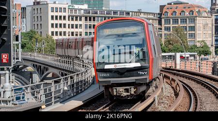 Hamburg, Deutschland. 23. August 2022. Zwischen den Stationen Rödingsmarkt und Baumwall verkehrt eine U-Bahn der Linie U3 der Hamburger Hochbahn. Quelle: Markus Scholz/dpa/picture Alliance/dpa | Markus Scholz/dpa/Alamy Live News Stockfoto