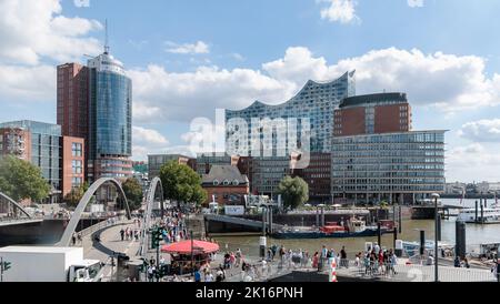 Hamburg, Deutschland. 23. August 2022. Blick auf die Kehrwiederspitze in der Hamburger HafenCity mit dem Columbus Haus (l) und der Elbphilharmonie (M) sowie dem Gebäude am Sandtorkai 77 (r). Quelle: Markus Scholz/dpa/picture Alliance/dpa | Markus Scholz/dpa/Alamy Live News Stockfoto