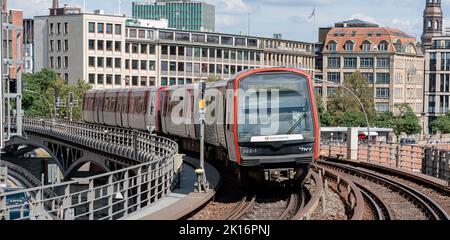 Hamburg, Deutschland. 23. August 2022. Zwischen den Stationen Rödingsmarkt und Baumwall verkehrt eine U-Bahn der Linie U3 der Hamburger Hochbahn. Quelle: Markus Scholz/dpa/picture Alliance/dpa | Markus Scholz/dpa/Alamy Live News Stockfoto