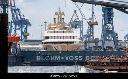 Hamburg, Deutschland. 23. August 2022. Die Mega-Yacht 'Dilbar' liegt am Blohm Voss Dock Elbe 17 im Hamburger Hafen. Das rund 156 Meter lange Schiff soll einem russischen Oligarchen gehören. Quelle: Markus Scholz/dpa/picture Alliance/dpa | Markus Scholz/dpa/Alamy Live News Stockfoto