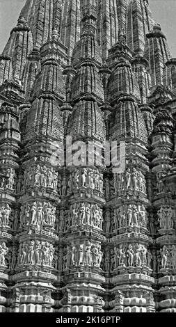 Teil des Turms des Tempels von Kandariyâ Mahâdeva (großer Gott der Höhle = Shiva) (ca. 1050 N. CHR.). Khajuraho, Madhya Pradesh, Indien, Januar 1973. Stockfoto