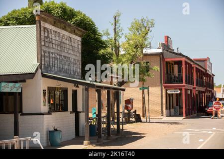 Patagonia, Arizona, USA - 30. Mai 2022: Das Sonnenlicht am Nachmittag scheint auf das historische Stadtzentrum von Patagonia. Stockfoto