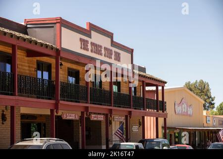 Patagonia, Arizona, USA - 30. Mai 2022: Das Sonnenlicht am Nachmittag scheint auf das historische Stadtzentrum von Patagonia. Stockfoto