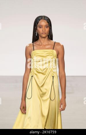 New York, USA. 14. September 2022. NEW YORK, NEW YORK - 14. SEPTEMBER: Ein Model läuft auf der Deveaux Fashion Show im September 2022 New York Fashion Week: Die Shows in den Spring Studios am 14. September 2022 in New York City. Kredit: Ron Adar/Alamy Live Nachrichten Stockfoto