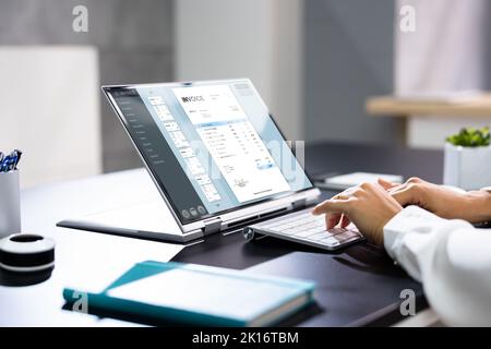 Digitale elektronische Rechnung und E-Rechnung des Buchhalts auf dem Laptop Stockfoto