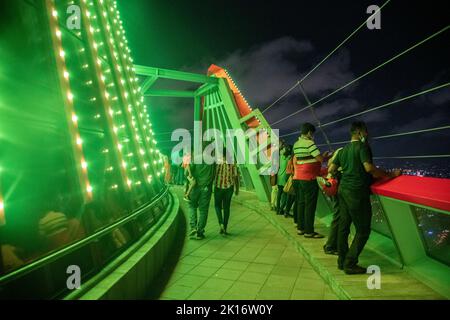 Colombo, Sri Lanka. 15. September 2022. Am 15. September 2022 besuchen Menschen die Aussichtsplattform des Lotus-Turms in Colombo. (Foto von Krishan Kariyawasam/Pacific Press) Quelle: Pacific Press Media Production Corp./Alamy Live News Stockfoto