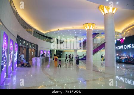 Colombo, Sri Lanka. 15. September 2022. Besucher im Erdgeschoss des Colombo Lotus Tower in Colombo, nachdem er am 15. September 2022 in Colombo für die Öffentlichkeit geöffnet wurde. (Foto von Krishan Kariyawasam/Pacific Press) Quelle: Pacific Press Media Production Corp./Alamy Live News Stockfoto