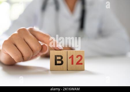 Vitamin B12. Arzt Hand Im Krankenhaus Stockfoto