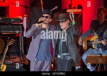 Hamburg, Deutschland. 15. September 2022. Die Musiker Jan Delay (l) und Udo Lindenberg stehen während des 'Get Back to Audimax!' - Show auf der Bühne im Audimax der Universität. 50 Jahre nach Ottos legendärem Konzert im Audimax der Universität präsentierten Hamburger Musiker eine öffentliche Reihe zur Musikgeschichte der Hansestadt. Quelle: Georg Wendt/dpa/Alamy Live News Stockfoto