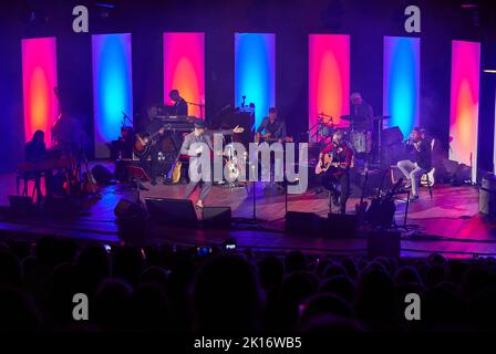 Hamburg, Deutschland. 15. September 2022. Jan Delay (l), Musiker, und Otto Waalkes (r), Komiker und Band stehen während des „Get Back to Audimax!“ - Show auf der Bühne im Audimax der Universität. 50 Jahre nach Ottos legendärem Konzert im Audimax der Universität präsentierten Hamburger Musiker eine öffentliche Reihe zur Musikgeschichte der Hansestadt. Quelle: Georg Wendt/dpa/Alamy Live News Stockfoto