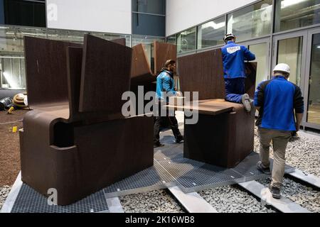 Wiesbaden, Deutschland. 16. September 2022. Den dritten Teil der Skulptur 'buscando la luz III' von Eduardo Chillida montieren Arbeiter im Innenhof des Museums Reinhard Ernst. Am Freitagabend wurden mehrere Skulpturen in das neue Museum und teilweise in den Innenhof gehoben. Die Eröffnung des Museums ist für Frühjahr 2023 geplant. Quelle: Hannes P. Albert/dpa/Alamy Live News Stockfoto