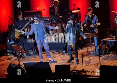 Hamburg, Deutschland. 15. September 2022. Die Musiker Jan Delay (l) und Udo Lindenberg stehen während des 'Get Back to Audimax!' - Show auf der Bühne im Audimax der Universität. 50 Jahre nach Ottos legendärem Konzert im Audimax der Universität präsentierten Hamburger Musiker eine öffentliche Reihe zur Musikgeschichte der Hansestadt. Quelle: Georg Wendt/dpa/Alamy Live News Stockfoto