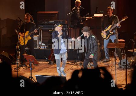 Hamburg, Deutschland. 15. September 2022. Otto Waalkes, Udo Lindenberg, Jan Delay und Inga Rumpf spielen beim „Get Back to Audimax!“ - Show auf der Bühne im Audimax der Universität. 50 Jahre nach Ottos legendärem Konzert im Audimax der Universität präsentierten Hamburger Musiker eine öffentliche Reihe zur Musikgeschichte der Hansestadt. Quelle: Georg Wendt/dpa/Alamy Live News Stockfoto