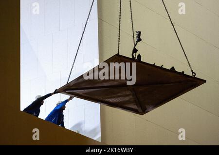 Wiesbaden, Deutschland. 16. September 2022. Die Skulptur 'Kraken-Migof' von Bernard Schultze hängt an einem Kran und wird von zwei Arbeitern in Position gebracht. Am Freitagabend wurden mehrere Skulpturen in das neue Museum und teilweise in den Innenhof gehoben. Die Eröffnung des Museums ist für Frühjahr 2023 geplant. Quelle: Hannes P. Albert/dpa/Alamy Live News Stockfoto