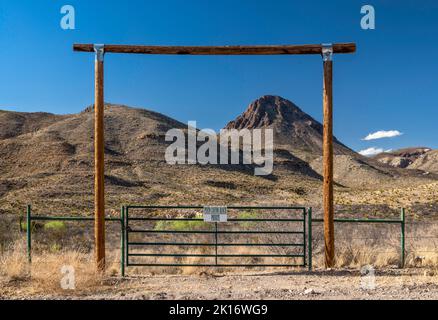 Ranch Gate, Chinati Mountains, Future State Park, in der Nähe von Pinto Canyon, Pinto Canyon Road, Big Bend Country, Texas, USA Stockfoto