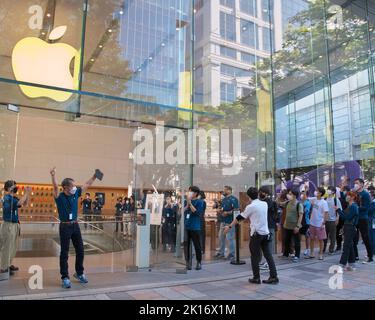 Tokio, Japan. 16. September 2022. Am 16. September 2022 werden die Kunden von den Mitarbeitern beim Einführungstag im Apple Omotesando Store in Tokio, Japan, begrüßt. Kredit: Aflo Co. Ltd./Alamy Live Nachrichten Stockfoto