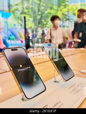 Tokio, Japan. 16. September 2022. Apples neue iPhone 14-Serie wird am 16. September 2022 im Apple Omotesando-Store in Tokio, Japan, während des Einführungstages angezeigt. Kredit: Aflo Co. Ltd./Alamy Live Nachrichten Stockfoto