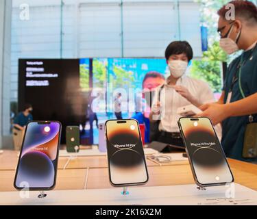 Tokio, Japan. 16. September 2022. Apples neue iPhone 14-Serie wird am 16. September 2022 im Apple Omotesando-Store in Tokio, Japan, während des Einführungstages angezeigt. Kredit: Aflo Co. Ltd./Alamy Live Nachrichten Stockfoto