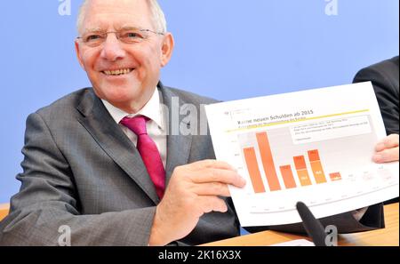 Berlin, Deutschland. 26.. Juni 2013. Wolfgang Schäuble (CDU), damals Bundesfinanzminister, stellt auf der Bundespressekonferenz den Haushalt 2014 und den Finanzplan bis 2017 vor. Schäuble feiert am 18. September 2022 seinen 80.. Geburtstag. (To dpa 'still long no 'Isch over' - Wolfgang Schäuble wird 80 Jahre alt') Quelle: Tim Brakemeier/dpa/Alamy Live News Stockfoto