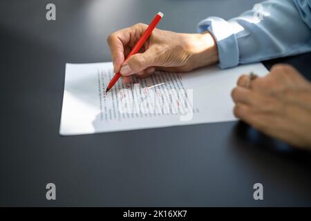 Bearbeitung Und Rechtschreibkorrektur Von Buchskript Oder Textgrammatik Stockfoto