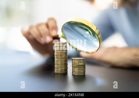 Vergleichen Sie Lohnlücke, Geldbezahlung Und Bezahlung Stockfoto