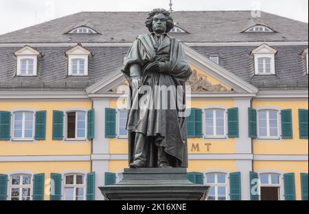 Bonn September 2022: Das Beethoven-Denkmal am Bonner Münsterplatz erinnert an den berühmtesten Sohn der Stadt, den Komponisten Ludwig van Beethoven. Stockfoto